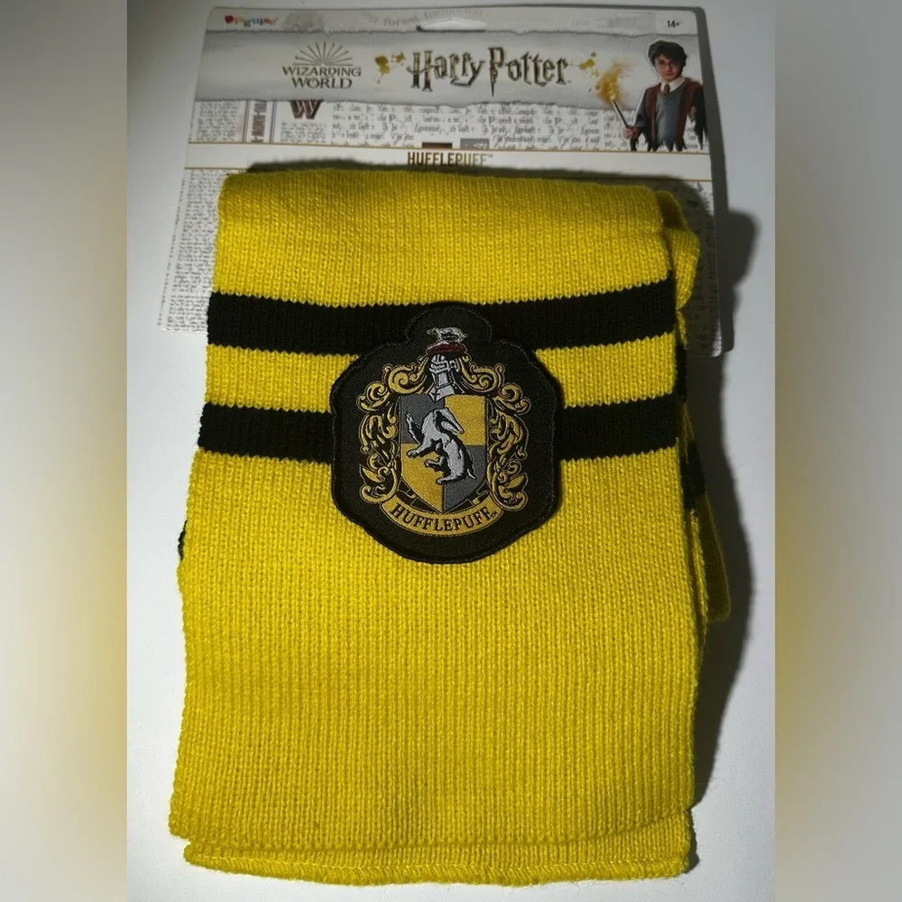 Official Wizarding World of Harry Potter Scarf - Hufflepuff -by Disguise NWT